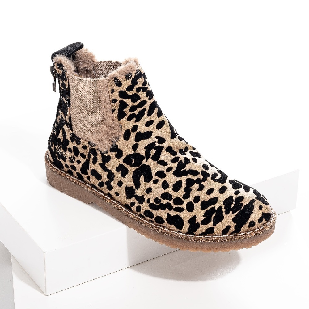 𝅺Blowfish Malibu Wildcat animal print Chelsea Booties size 7.5